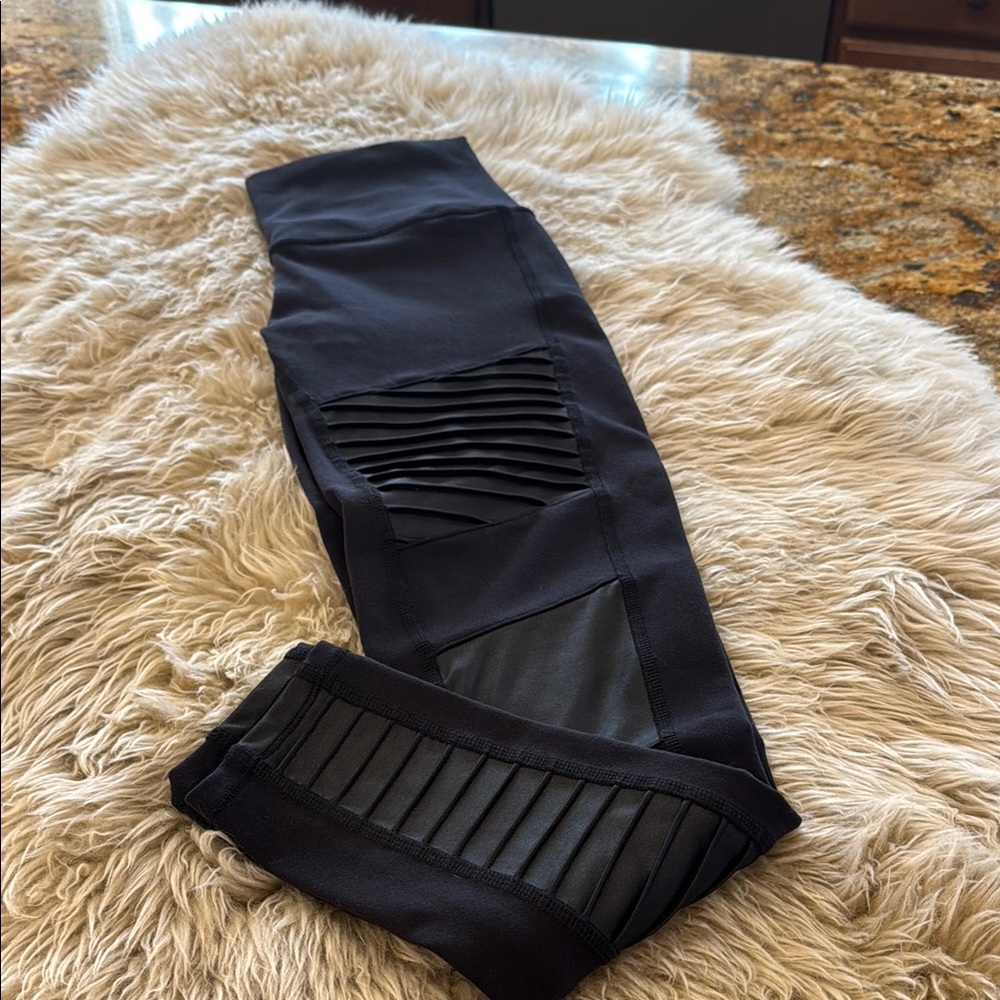 ALO Yoga women’s motto leggings. Black size XS. Like new!